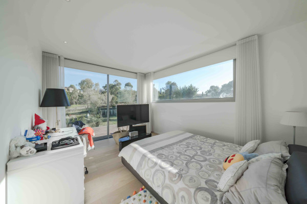 villa in Mougins : Rent 5 bedroom, ultra modern and stunning villa in Mougins with spacious gardens, swimming pool and movie room very close to Cannes - Photo 26