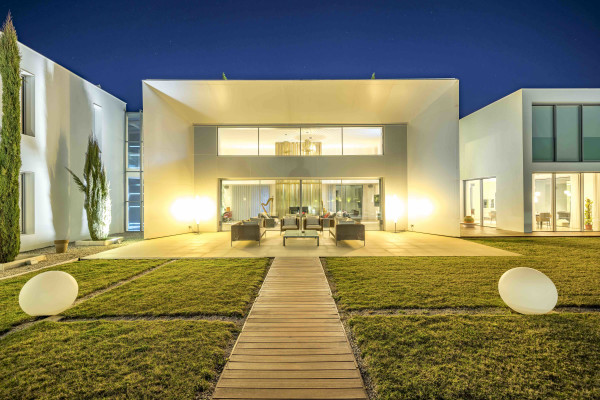 villa in Mougins : Rent 5 bedroom, ultra modern and stunning villa in Mougins with spacious gardens, swimming pool and movie room very close to Cannes - Photo 75