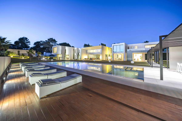 villa in Mougins : Rent 5 bedroom, ultra modern and stunning villa in Mougins with spacious gardens, swimming pool and movie room very close to Cannes - Photo 68