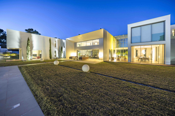 villa in Mougins : Rent 5 bedroom, ultra modern and stunning villa in Mougins with spacious gardens, swimming pool and movie room very close to Cannes - Photo 71