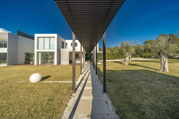 villa in Mougins : Rent 5 bedroom, ultra modern and stunning villa in Mougins with spacious gardens, swimming pool and movie room very close to Cannes - Photo 50
