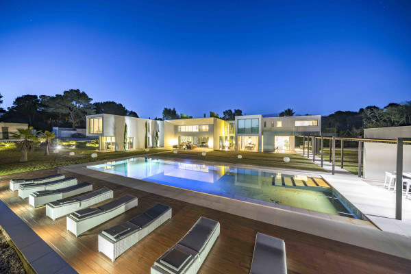villa in Mougins : Rent 5 bedroom, ultra modern and stunning villa in Mougins with spacious gardens, swimming pool and movie room very close to Cannes - Photo 72