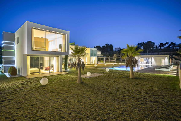 villa in Mougins : Rent 5 bedroom, ultra modern and stunning villa in Mougins with spacious gardens, swimming pool and movie room very close to Cannes - Photo 73