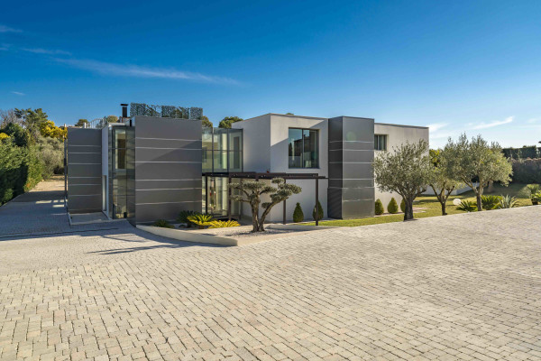 villa in Mougins : Rent 5 bedroom, ultra modern and stunning villa in Mougins with spacious gardens, swimming pool and movie room very close to Cannes - Photo 43