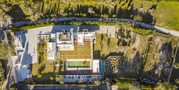 villa in Mougins : Rent 5 bedroom, ultra modern and stunning villa in Mougins with spacious gardens, swimming pool and movie room very close to Cannes - Photo 77