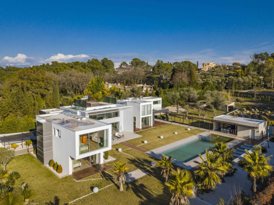 villa in Mougins : Rent 5 bedroom, ultra modern and stunning villa in Mougins with spacious gardens, swimming pool and movie room very close to Cannes - Photo 81