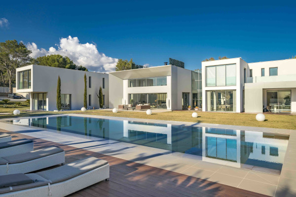 villa in Mougins : Rent 5 bedroom, ultra modern and stunning villa in Mougins with spacious gardens, swimming pool and movie room very close to Cannes - Photo 51