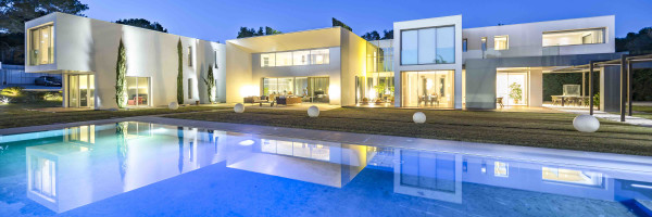 villa in Mougins : Rent 5 bedroom, ultra modern and stunning villa in Mougins with spacious gardens, swimming pool and movie room very close to Cannes - Photo 70