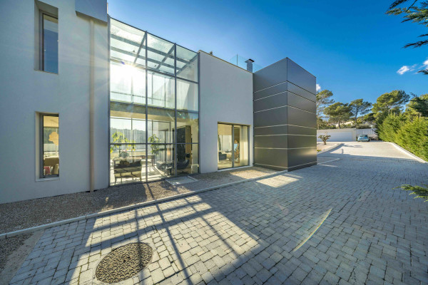 villa in Mougins : Rent 5 bedroom, ultra modern and stunning villa in Mougins with spacious gardens, swimming pool and movie room very close to Cannes - Photo 47