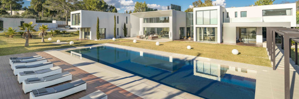 villa in Mougins : Rent 5 bedroom, ultra modern and stunning villa in Mougins with spacious gardens, swimming pool and movie room very close to Cannes - Photo 62