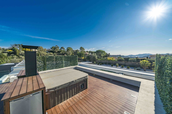 villa in Mougins : Rent 5 bedroom, ultra modern and stunning villa in Mougins with spacious gardens, swimming pool and movie room very close to Cannes - Photo 40