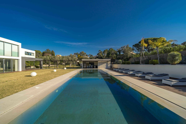 villa in Mougins : Rent 5 bedroom, ultra modern and stunning villa in Mougins with spacious gardens, swimming pool and movie room very close to Cannes - Photo 52