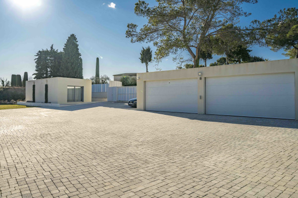 villa in Mougins : Rent 5 bedroom, ultra modern and stunning villa in Mougins with spacious gardens, swimming pool and movie room very close to Cannes - Photo 45