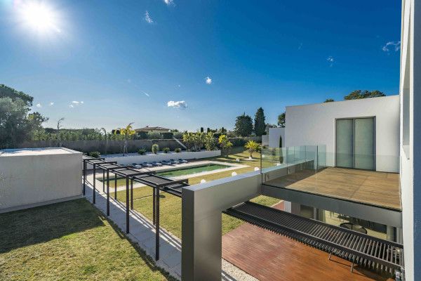 villa in Mougins : Rent 5 bedroom, ultra modern and stunning villa in Mougins with spacious gardens, swimming pool and movie room very close to Cannes - Photo 38