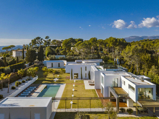 villa in Mougins : Rent 5 bedroom, ultra modern and stunning villa in Mougins with spacious gardens, swimming pool and movie room very close to Cannes - Photo 78