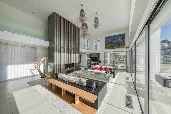 villa in Mougins : Rent 5 bedroom, ultra modern and stunning villa in Mougins with spacious gardens, swimming pool and movie room very close to Cannes - Photo 2