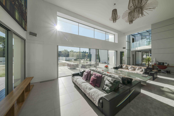 villa in Mougins : Rent 5 bedroom, ultra modern and stunning villa in Mougins with spacious gardens, swimming pool and movie room very close to Cannes - Photo 6
