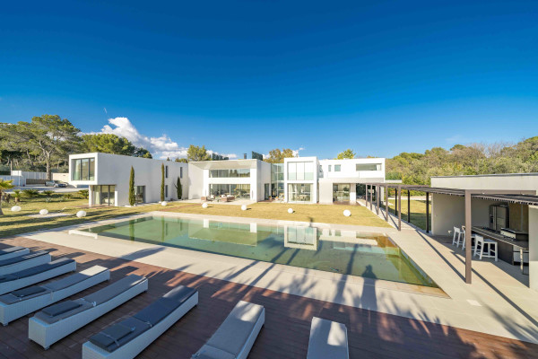 villa in Mougins : Rent 5 bedroom, ultra modern and stunning villa in Mougins with spacious gardens, swimming pool and movie room very close to Cannes - Photo 64