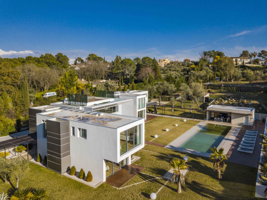 villa in Mougins : Rent 5 bedroom, ultra modern and stunning villa in Mougins with spacious gardens, swimming pool and movie room very close to Cannes - Photo 83