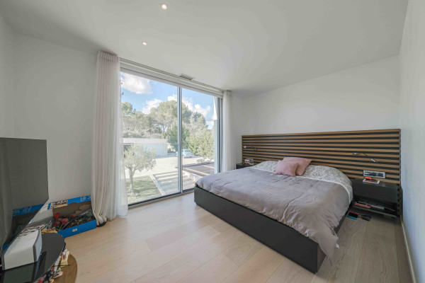 villa in Mougins : Rent 5 bedroom, ultra modern and stunning villa in Mougins with spacious gardens, swimming pool and movie room very close to Cannes - Photo 29