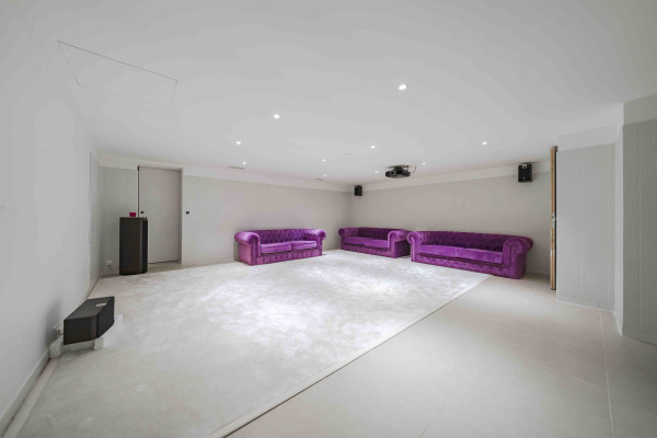 villa in Mougins : Rent 5 bedroom, ultra modern and stunning villa in Mougins with spacious gardens, swimming pool and movie room very close to Cannes - Photo 37