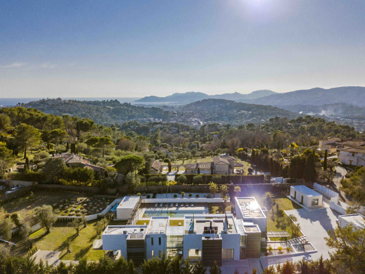 villa in Mougins : Rent 5 bedroom, ultra modern and stunning villa in Mougins with spacious gardens, swimming pool and movie room very close to Cannes - Photo 82