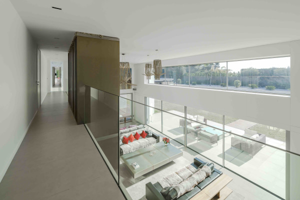 villa in Mougins : Rent 5 bedroom, ultra modern and stunning villa in Mougins with spacious gardens, swimming pool and movie room very close to Cannes - Photo 21
