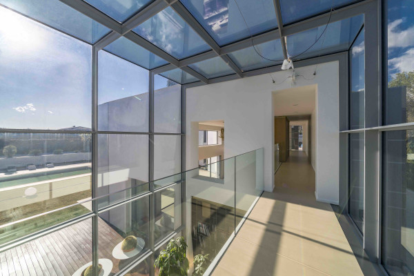 villa in Mougins : Rent 5 bedroom, ultra modern and stunning villa in Mougins with spacious gardens, swimming pool and movie room very close to Cannes - Photo 24