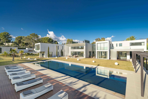 villa in Mougins : Rent 5 bedroom, ultra modern and stunning villa in Mougins with spacious gardens, swimming pool and movie room very close to Cannes - Photo 63