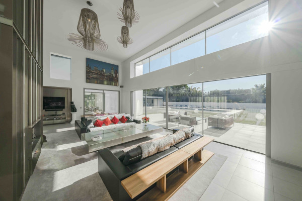 villa in Mougins : Rent 5 bedroom, ultra modern and stunning villa in Mougins with spacious gardens, swimming pool and movie room very close to Cannes - Photo 1