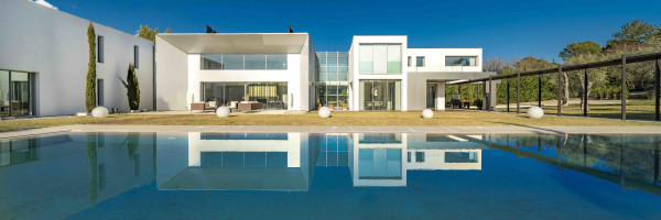villa in Mougins : Rent 5 bedroom, ultra modern and stunning villa in Mougins with spacious gardens, swimming pool and movie room very close to Cannes - Photo 53