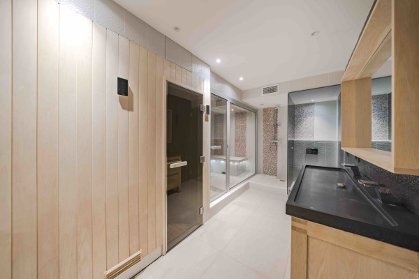 villa in Mougins : Rent 5 bedroom, ultra modern and stunning villa in Mougins with spacious gardens, swimming pool and movie room very close to Cannes - Photo 34
