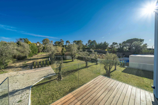 villa in Mougins : Rent 5 bedroom, ultra modern and stunning villa in Mougins with spacious gardens, swimming pool and movie room very close to Cannes - Photo 39