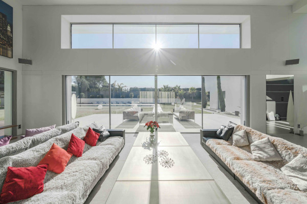 villa in Mougins : Rent 5 bedroom, ultra modern and stunning villa in Mougins with spacious gardens, swimming pool and movie room very close to Cannes - Photo 3