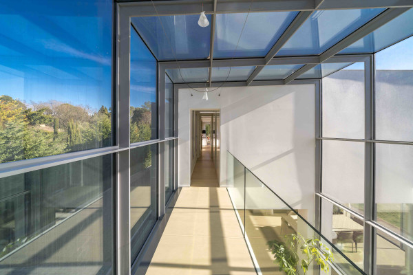 villa in Mougins : Rent 5 bedroom, ultra modern and stunning villa in Mougins with spacious gardens, swimming pool and movie room very close to Cannes - Photo 23