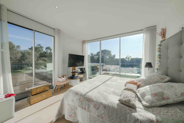 villa in Mougins : Rent 5 bedroom, ultra modern and stunning villa in Mougins with spacious gardens, swimming pool and movie room very close to Cannes - Photo 28