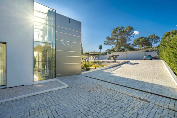 villa in Mougins : Rent 5 bedroom, ultra modern and stunning villa in Mougins with spacious gardens, swimming pool and movie room very close to Cannes - Photo 46