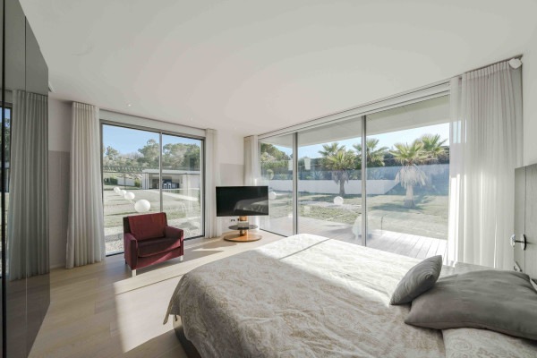 villa in Mougins : Rent 5 bedroom, ultra modern and stunning villa in Mougins with spacious gardens, swimming pool and movie room very close to Cannes - Photo 14