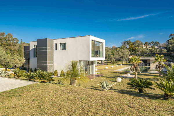 villa in Mougins : Rent 5 bedroom, ultra modern and stunning villa in Mougins with spacious gardens, swimming pool and movie room very close to Cannes - Photo 67