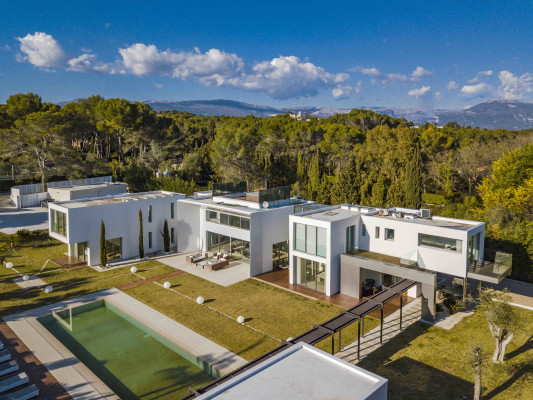 villa in Mougins : Rent 5 bedroom, ultra modern and stunning villa in Mougins with spacious gardens, swimming pool and movie room very close to Cannes - Photo 79