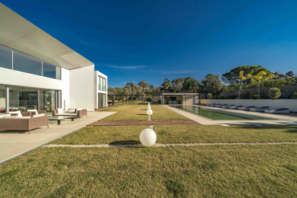 villa in Mougins : Rent 5 bedroom, ultra modern and stunning villa in Mougins with spacious gardens, swimming pool and movie room very close to Cannes - Photo 58