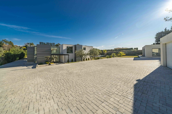 villa in Mougins : Rent 5 bedroom, ultra modern and stunning villa in Mougins with spacious gardens, swimming pool and movie room very close to Cannes - Photo 42