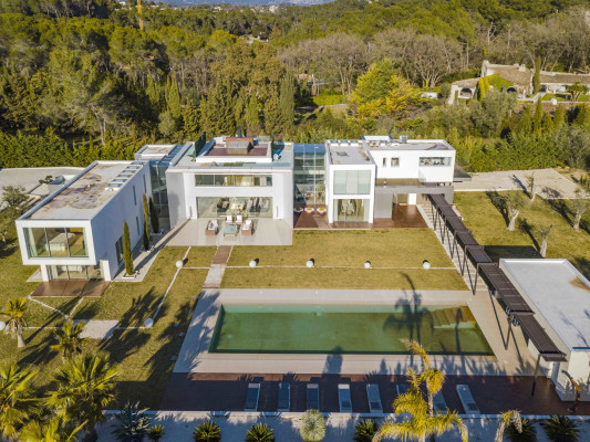 villa in Mougins : Rent 5 bedroom, ultra modern and stunning villa in Mougins with spacious gardens, swimming pool and movie room very close to Cannes - Photo 80