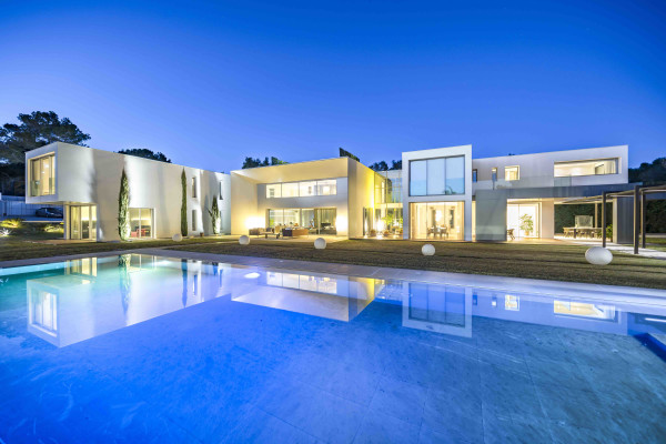villa in Mougins : Rent 5 bedroom, ultra modern and stunning villa in Mougins with spacious gardens, swimming pool and movie room very close to Cannes - Photo 69