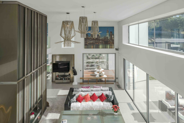 villa in Mougins : Rent 5 bedroom, ultra modern and stunning villa in Mougins with spacious gardens, swimming pool and movie room very close to Cannes - Photo 19