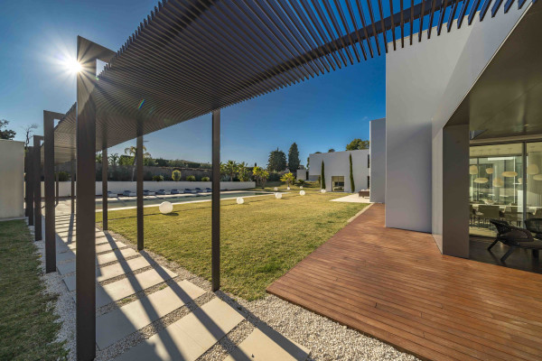 villa in Mougins : Rent 5 bedroom, ultra modern and stunning villa in Mougins with spacious gardens, swimming pool and movie room very close to Cannes - Photo 56