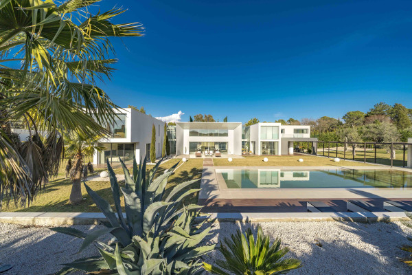 villa in Mougins : Rent 5 bedroom, ultra modern and stunning villa in Mougins with spacious gardens, swimming pool and movie room very close to Cannes - Photo 60