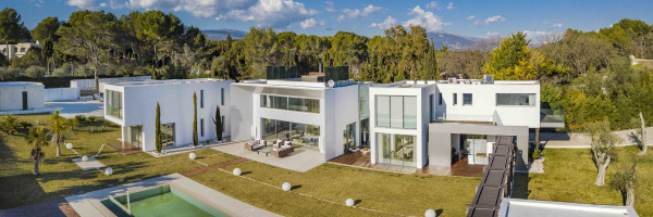 villa in Mougins : Rent 5 bedroom, ultra modern and stunning villa in Mougins with spacious gardens, swimming pool and movie room very close to Cannes - Photo 76