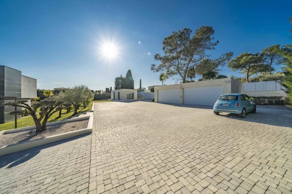 villa in Mougins : Rent 5 bedroom, ultra modern and stunning villa in Mougins with spacious gardens, swimming pool and movie room very close to Cannes - Photo 44