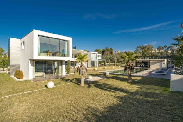 villa in Mougins : Rent 5 bedroom, ultra modern and stunning villa in Mougins with spacious gardens, swimming pool and movie room very close to Cannes - Photo 59